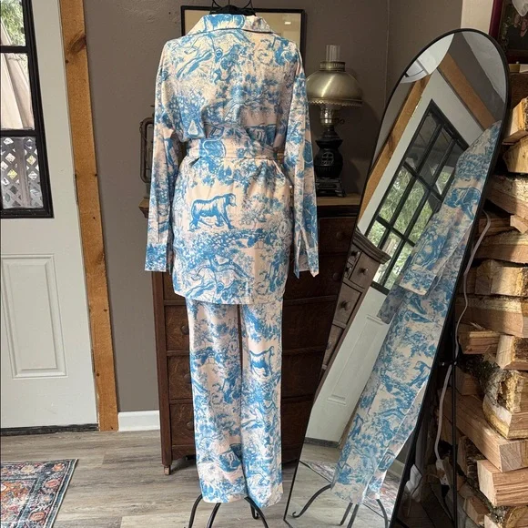 Blue and Cream Women's Printed Set (Almost Identical to the Commense version) - Picture 6 of 11